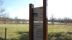 Het nieuwe informatie bord over het Uddelermeer, bij het pad naar de Hunnerschans